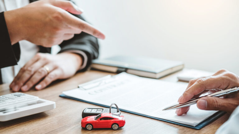 California busca eliminar el estado civil como factor para calcular el seguro de auto