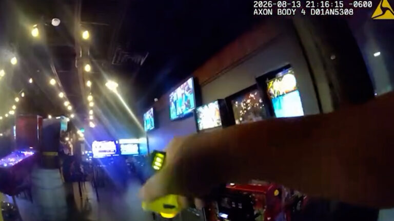Oso entra por una puerta abierta a un comercio en Fraser