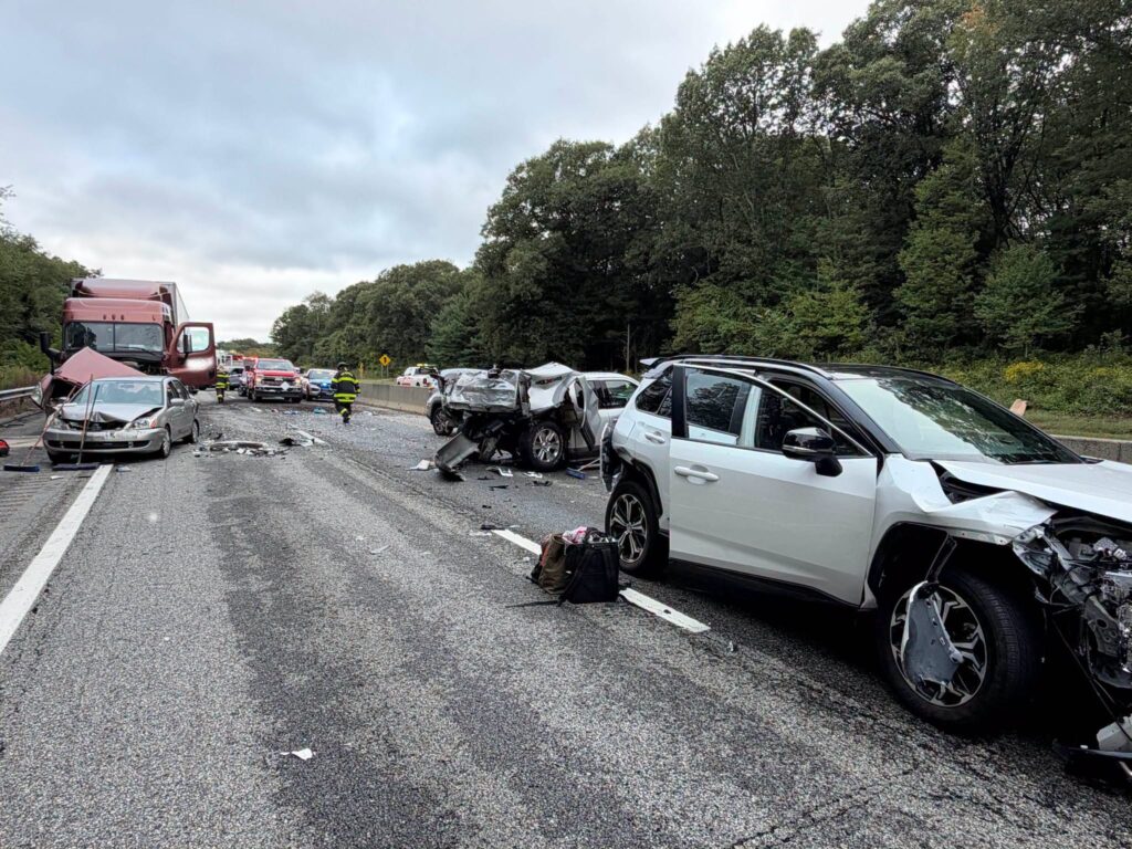 Accidente de siete vehículos en la I-95 deja 10 personas hospitalizadas en Connecticut