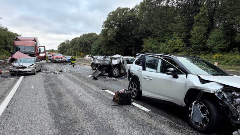 Accidente de siete vehículos en la I-95 deja 10 personas hospitalizadas en Connecticut