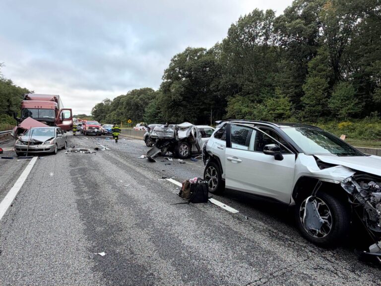 Accidente de siete vehículos en la I-95 deja 10 personas hospitalizadas en Connecticut