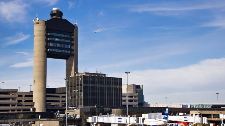 Cientos de vuelos sufren retrasos y cancelaciones en el Aeropuerto Logan de Boston