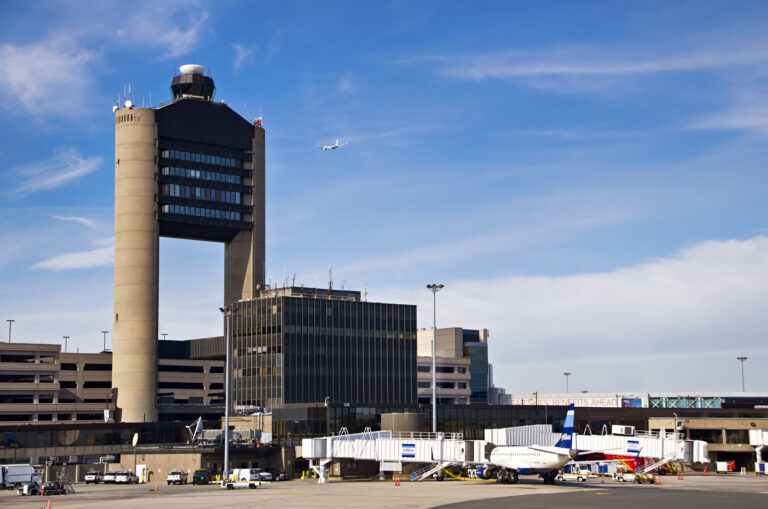 Cientos de vuelos sufren retrasos y cancelaciones en el Aeropuerto Logan de Boston
