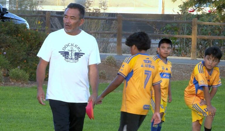 Carlos Martínez impulsa el fútbol infantil gratuito en Escondido y San Marcos desde hace décadas