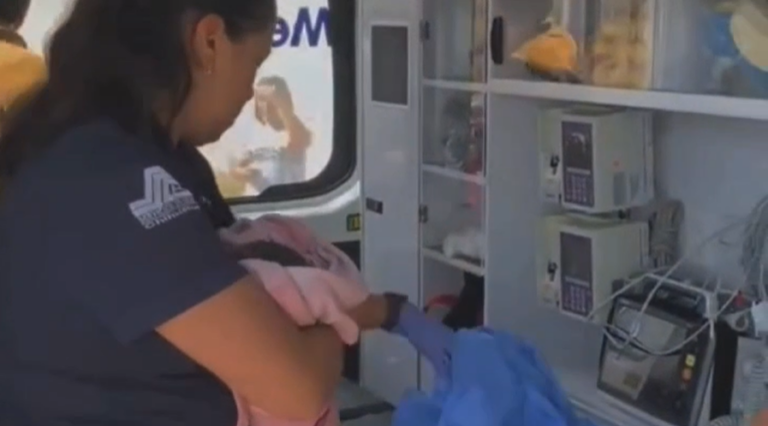 Rescatan a bebé de solo dos horas de nacido abandonado en tapias en Chihuahua