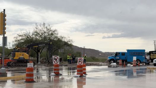 Cierran todos los carriles en la calle Mesa cerca de Montecillo tras acumulación de agua