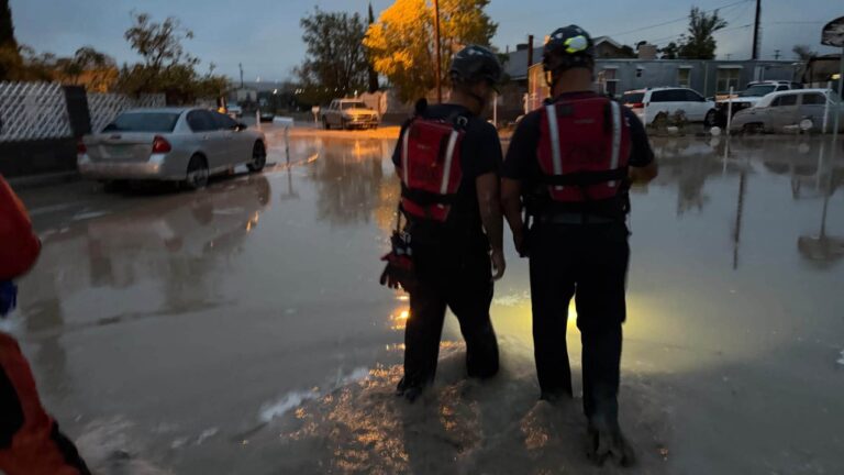 Rescatan a madre y tres niños tras inundación en Sunland Park