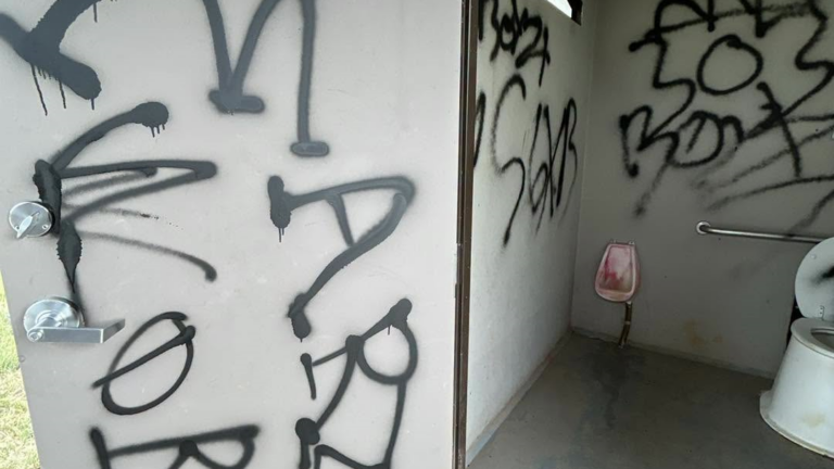 Vandalismo con insulto racial daña baños públicos en Commerce City