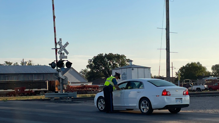 Seguridad ferroviaria en Kansas: agentes recuerdan en Oakley el peligro de cruzar frente a un tren
