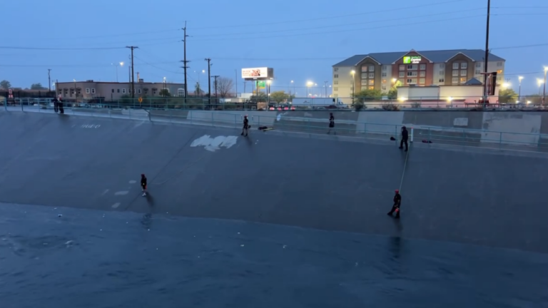 Bomberos de Albuquerque atienden dos emergencias en arroyos por inundaciones