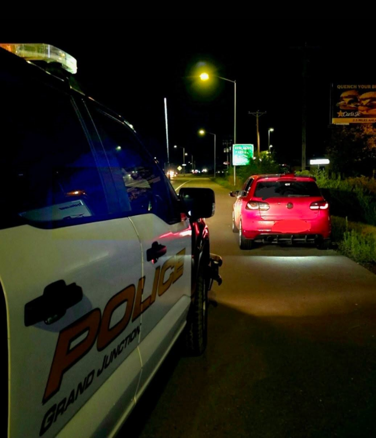 Exceso de velocidad en Grand Junction: conductor iba a 75 mph y competía con otros dos vehículos