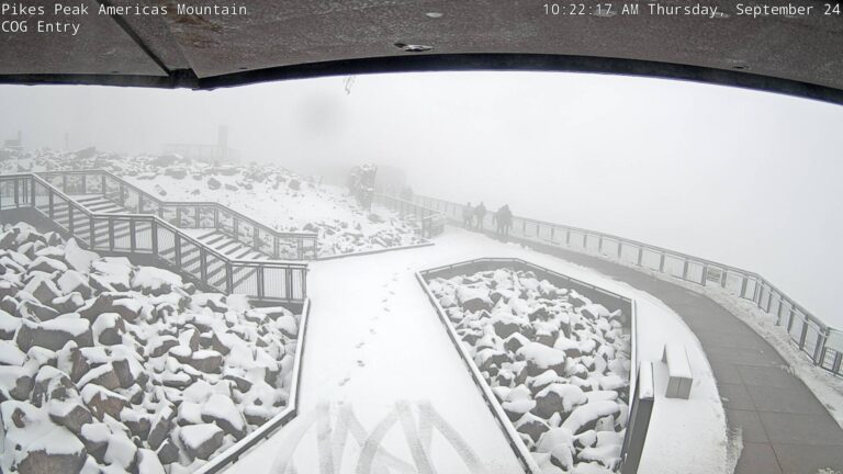 GALERÍA: Primera nevada de la temporada cubre la cima de Pikes Peak