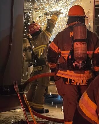 Bomberos de Mission responden a incendio en instalación de almacenamiento de baterías
