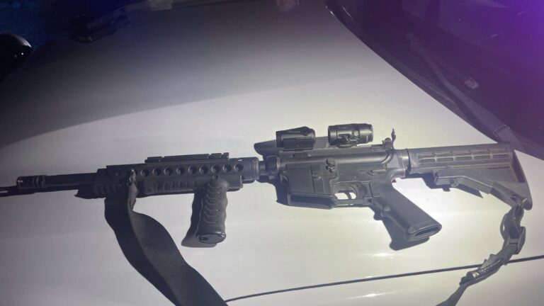 Arresto peligroso: patrullaje nocturno retira arma robada de las calles en Nevada
