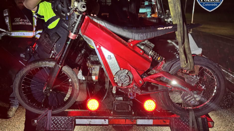 Motos eléctricas: Louisville emite 11 citaciones por uso ilegal, algunas contra padres