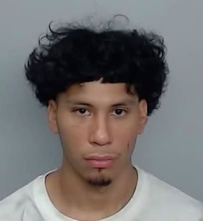 Un hombre identificado como Mark Anthony Ríos fue arrestado en el Condado Nueces por múltiples delitos, entre ellos secuestro, conducir un vehículo sin autorización y violar una orden de jurisdicción de los Mariscales.