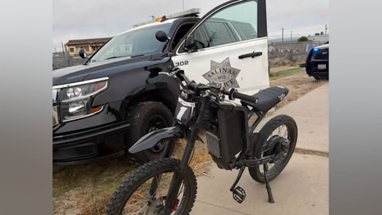 Dos detenidos tras huir de la policía en bicicletas eléctricas en Salinas