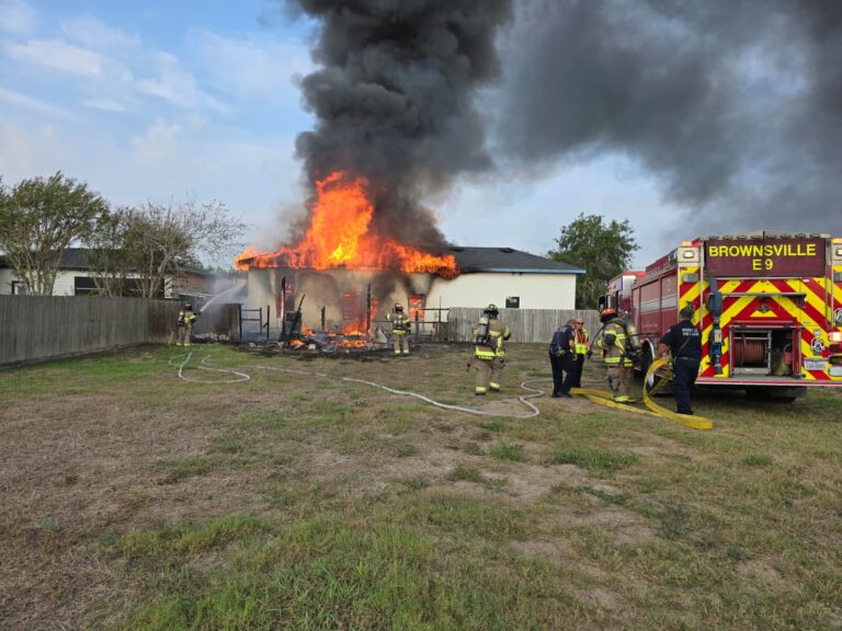 Incendio moviliza a cinco unidades de bomberos en Brownsville
