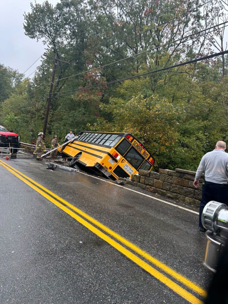 Autobús escolar queda colgando de un puente tras accidente en Massachusetts
