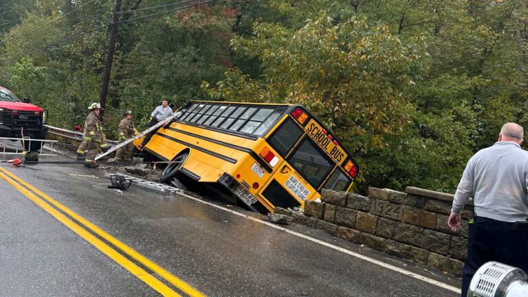 Autobús escolar queda colgando de un puente tras accidente en Massachusetts