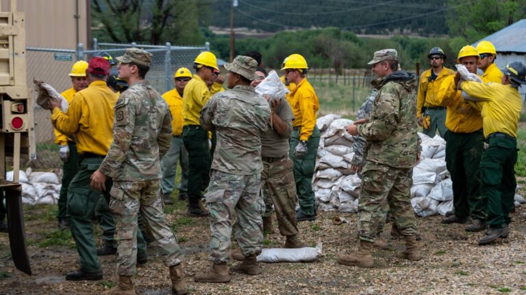 La Guardia Nacional de Nuevo México despliega vehículos y equipos de respuesta ante peligro de inundaciones