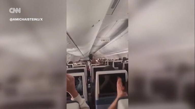 Piloto es acusado de atacar a su compañero y provocar descenso de avión
