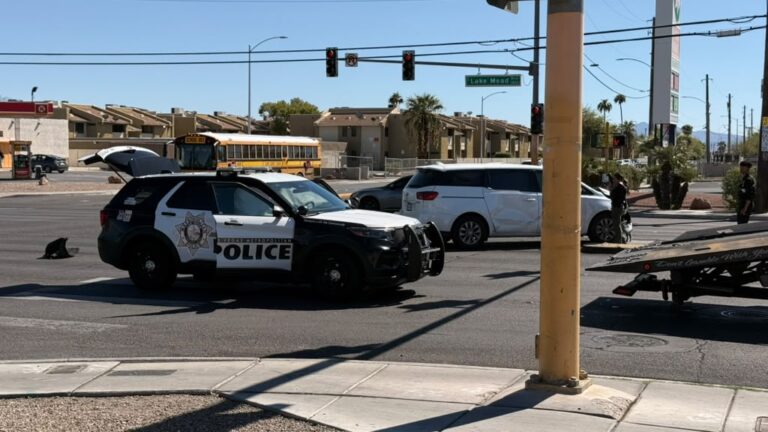 Choque: Tres personas hospitalizadas tras accidente de patrulla Metro en Las Vegas