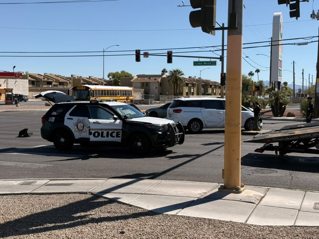 Choque: Tres personas hospitalizadas tras accidente de patrulla Metro en Las Vegas