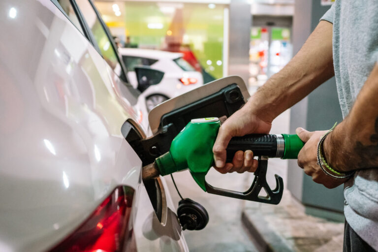 Alerta en Hatch: Prohíben cargar gasolina por filtración de agua en depósitos