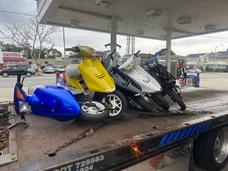 Cinco personas son arrestadas durante operativo contra conducción imprudente de mopeds en Lawrence