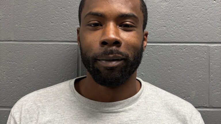 Sospechoso de robo en vivienda es arrestado mientras esperaba un vuelo en aeropuerto de Connecticut