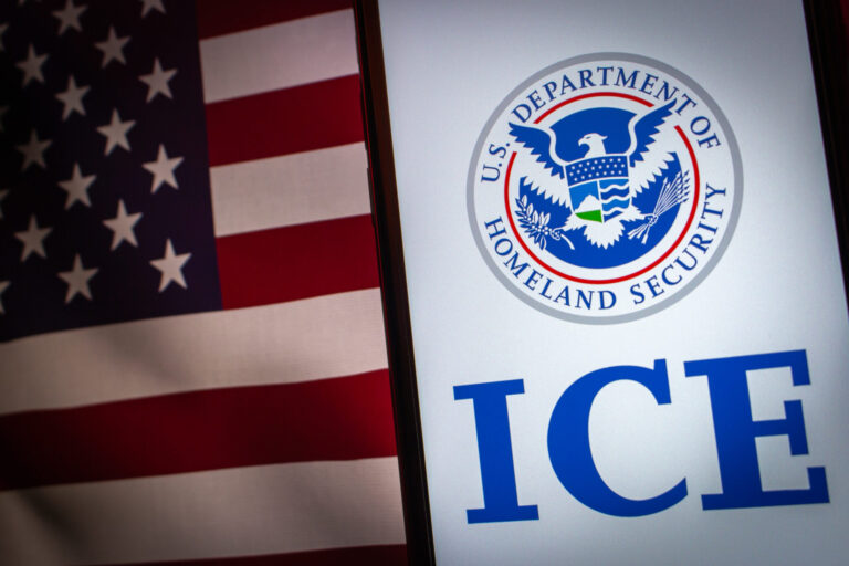 ICE establece nuevas reglas para las paradas de vehículos y prohíbe persecuciones