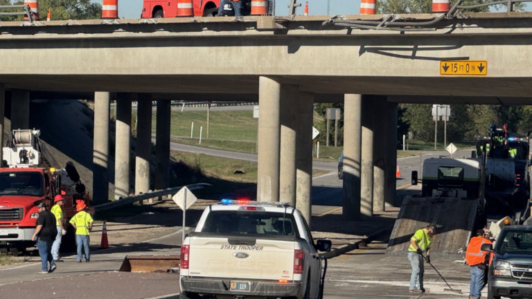 Vehículo cae desde la K-254 hasta la calle 45 en Kansas
