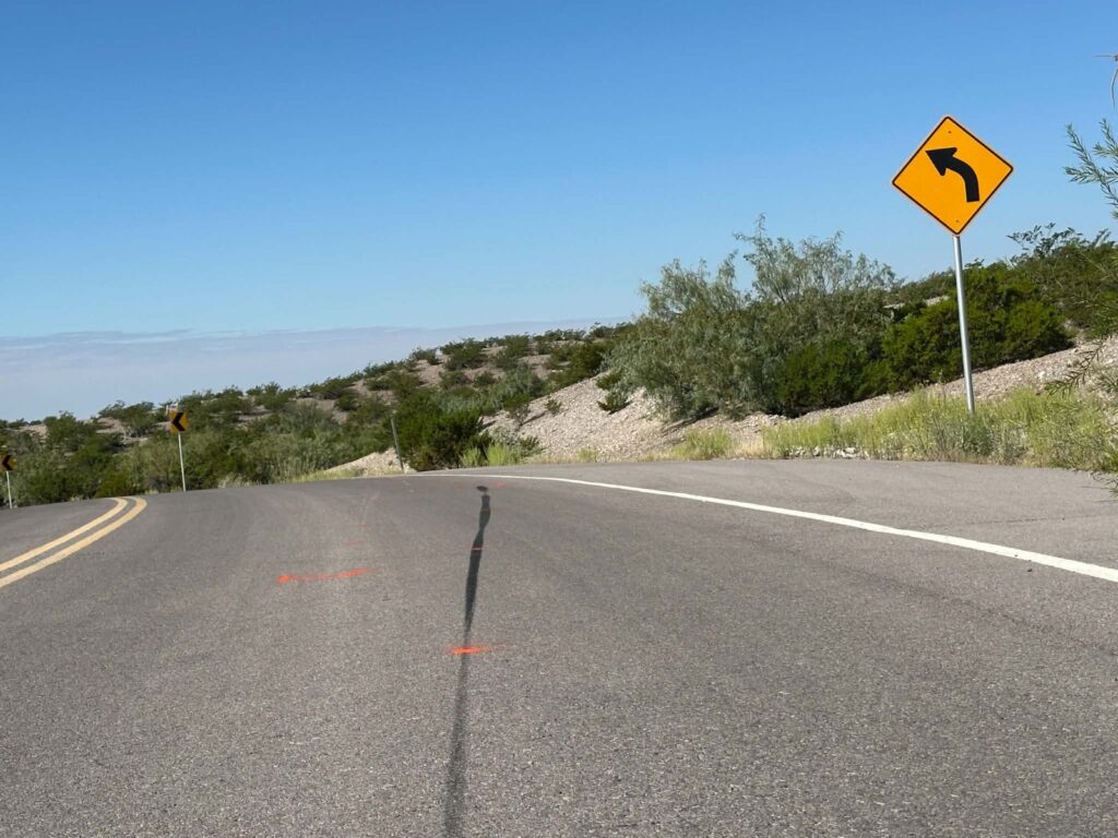 Motociclista de 20 años queda gravemente herido tras fuerte choque en Las Cruces