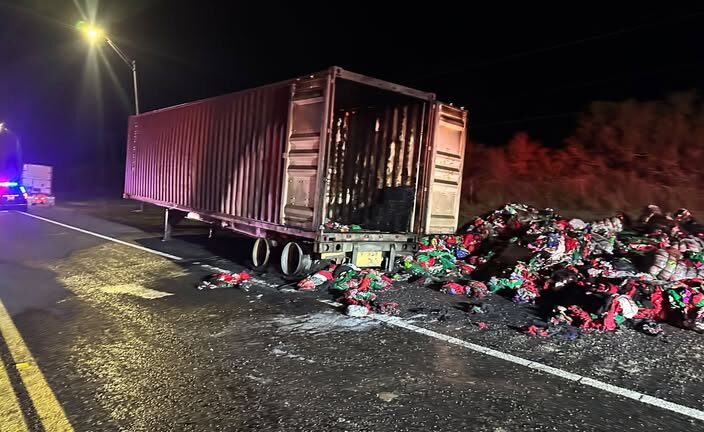 Bomberos controlan incendio de un tráiler y reabren la carretera
