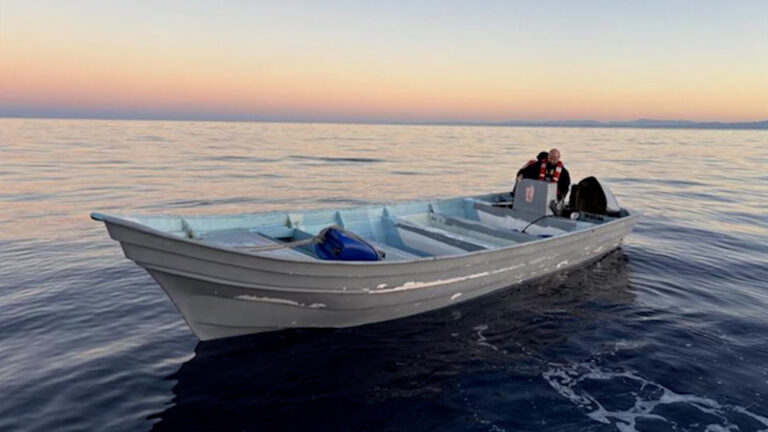 Guardia Costera intercepta panga con 18 personas frente a Carlsbad
