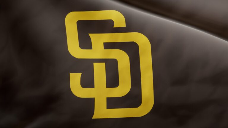 Padres de San Diego buscan empatar la serie contra los Cerveceros en Petco Park