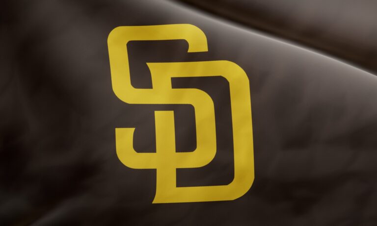 Padres de San Diego buscan empatar la serie contra los Cerveceros en Petco Park