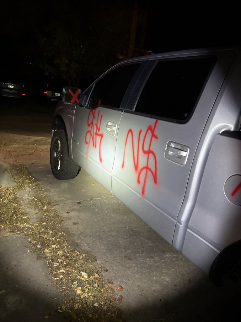 Arrestan a hombre acusado de pintar edificios y vehículos en Boulder