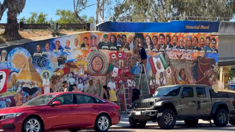 Comunidad de Barrio Logan elimina grafiti racista contra mexicanos de mural histórico en Chicano Park