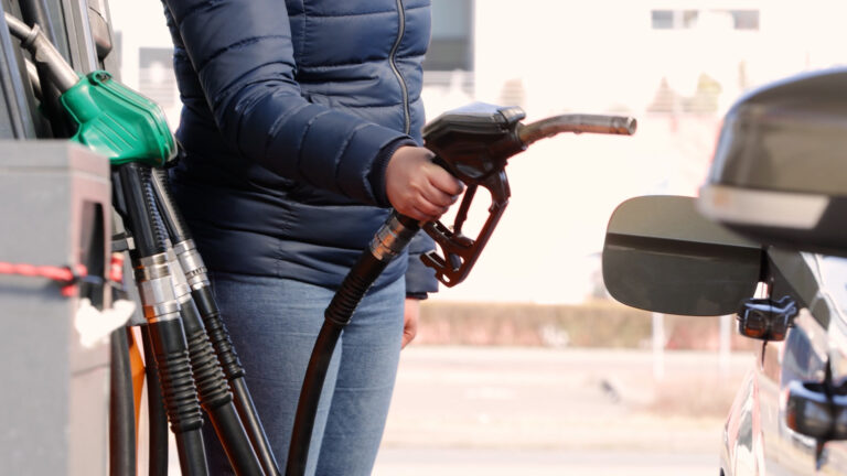 Gasolina en San Diego baja por octavo día consecutivo y llega a $6.35 por galón