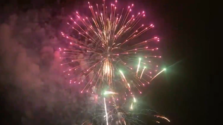 Fuegos artificiales iluminan el cielo de Capitola en una tradición otoñal
