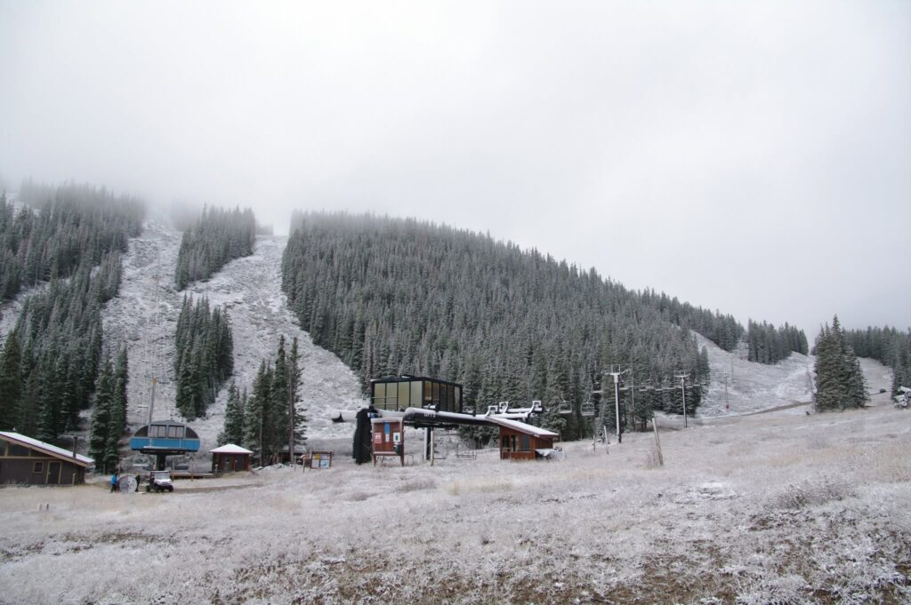 Primera nevada cubre por completo Loveland Ski Area en Colorado