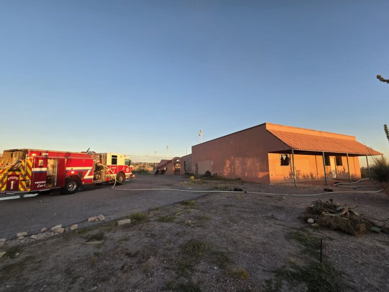 Bomberos de Las Cruces sofocan incendio en edificio comercial sobre Telshor Boulevard