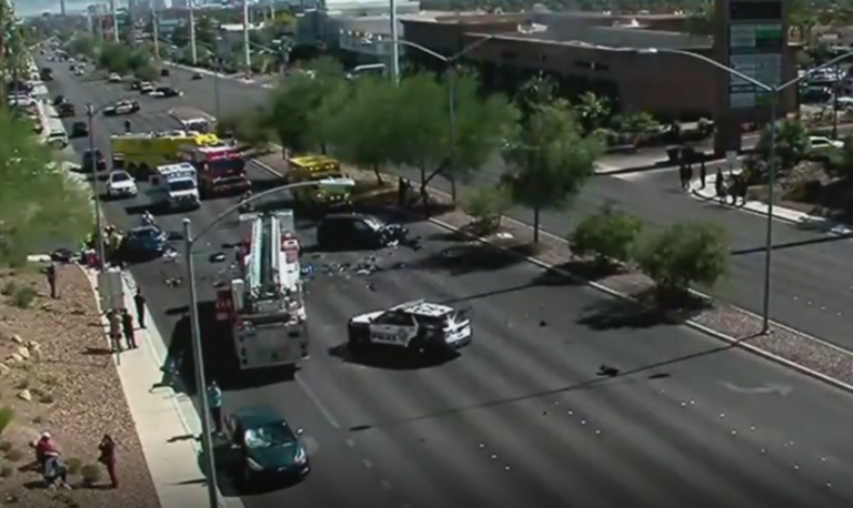 Accidente en sentido contrario deja a 2 personas en estado crítico en Sahara Avenue