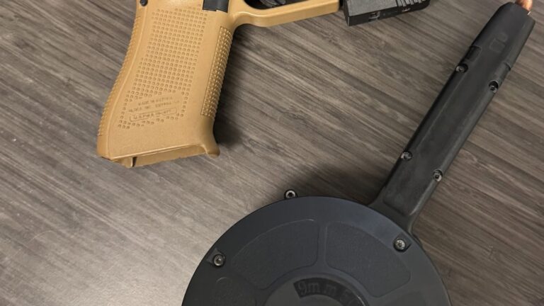 Policía de Glendale encuentra arma automática con cargador de 50 balas durante investigación por robo en tienda