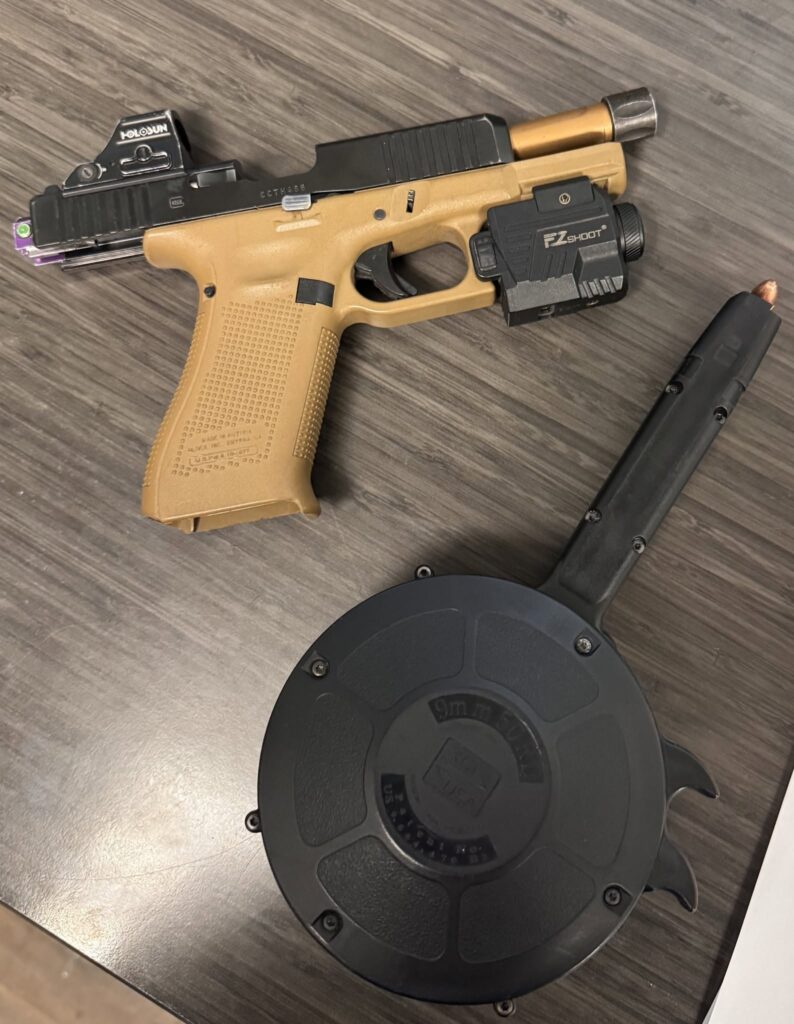 Policía de Glendale encuentra arma automática con cargador de 50 balas durante investigación por robo en tienda