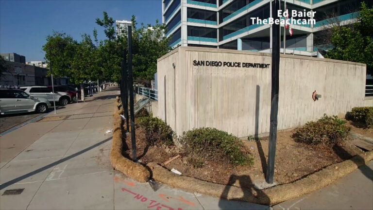 Avanza la instalación de una cerca de seguridad en la sede policial de San Diego
