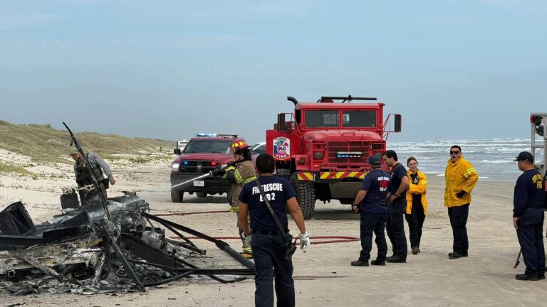 Remolque queda destruido por incendio en playa de Corpus Christi