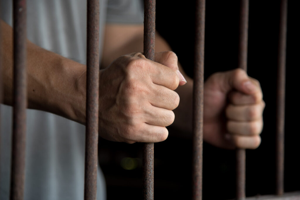 Obstrucción intestinal y falta de flujo sanguíneo causaron la muerte de un recluso en la cárcel de Vista